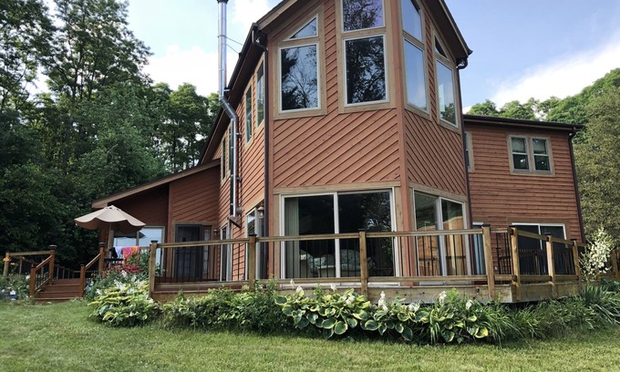 East Troy House | Beautiful home on 15 acres