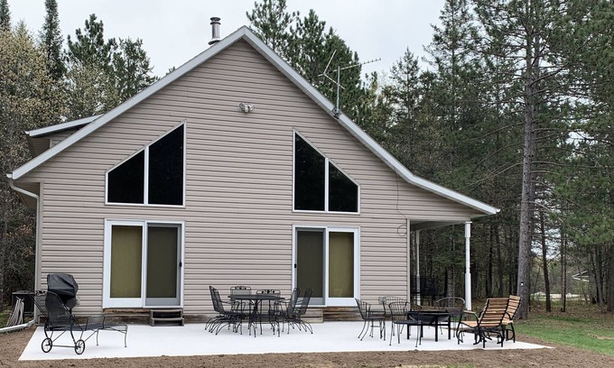 Crivitz House | Beautiful Home on 2 wooded acres near lake & recreation trails