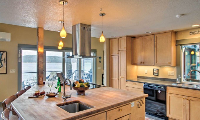 Belfair House | Beautiful Home on Hood Canal w/Hot Tub & Dock!