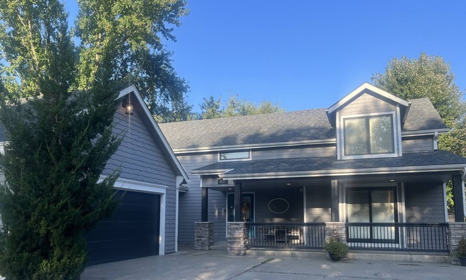 Lawrence House | Beautiful home on the Jayhawk Club less than 10 minutes from KU campus!