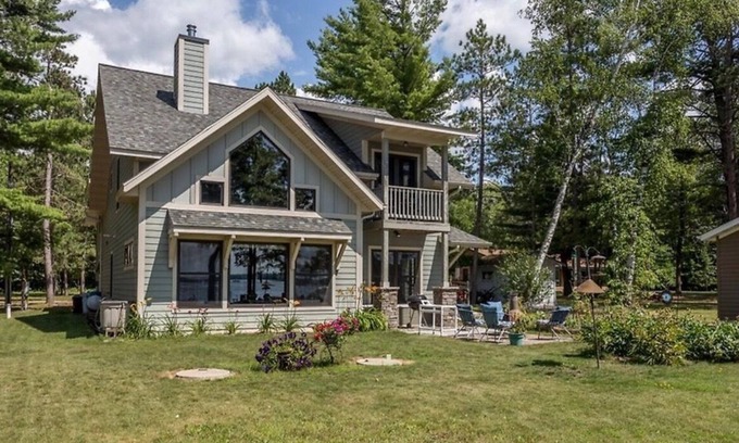 Longville House | Beautiful home on the shores of Little Boy Lake