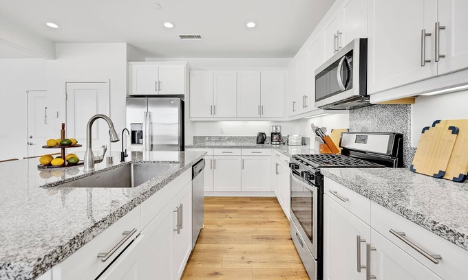 Ontario House | Beautiful Home Perfect for Friends /Families Close to Airports