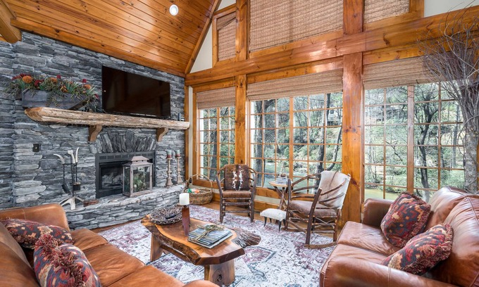 Ellijay House | Beautiful home right on the Cartecay River