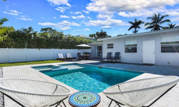Lake Park House | Beautiful Home with Private Pool – Minutes from Downtown Naples and Beaches