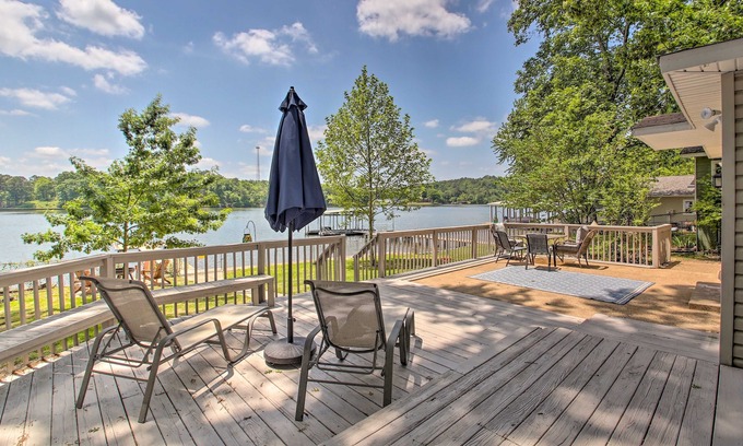 Piney House | Beautiful Hot Springs lake house on Lake Hamilton steps away from the lake!