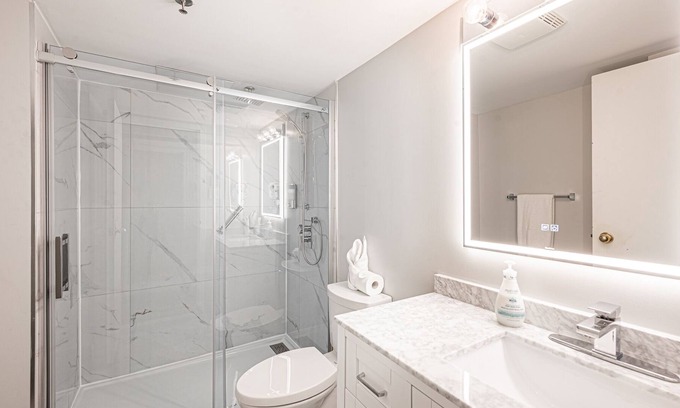 Saint-Sauveur House | Beautiful hotel room in Saint-sauveur