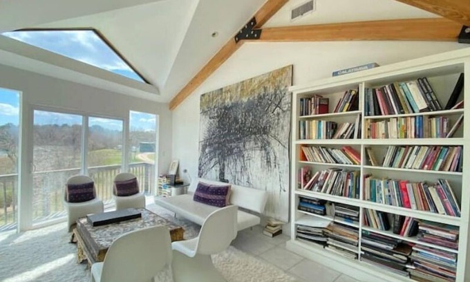 Riverhead House | Beautiful House by the Lake!