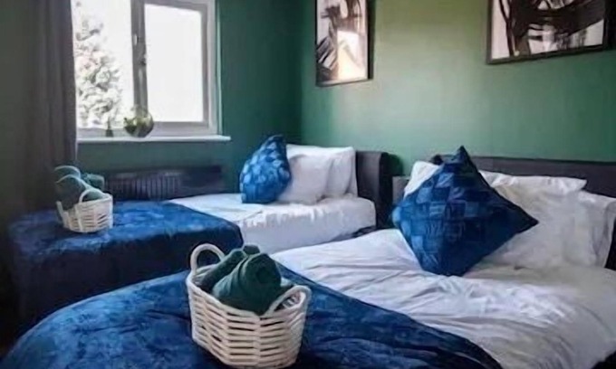 Farnworth House | Beautiful house off-road free parking