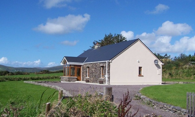 Emlaghmore Cottage | Beautiful house Short Walk from Reenroe Beach Ballinskelligs free WiFi