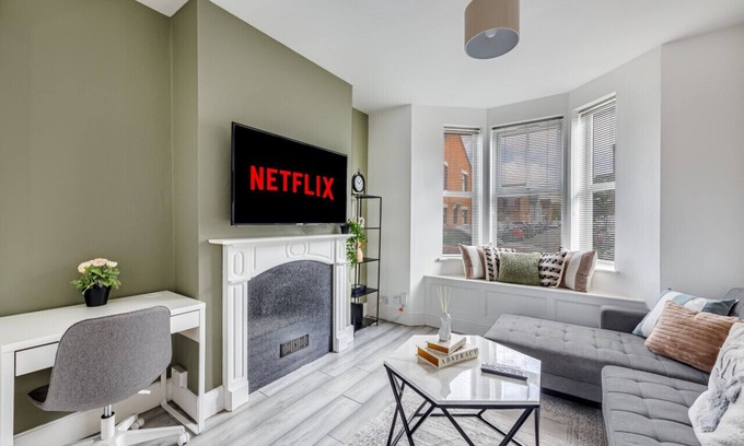 Northampton House | Beautiful House Sleeps 7 Central Location Smart TVs Free Parking