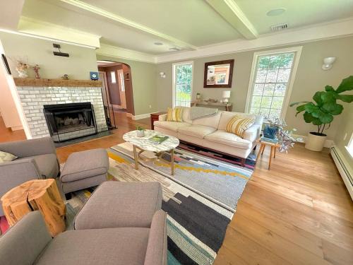 Glendale House | Beautiful House in the Woods, Huge Yard, Hot Tub