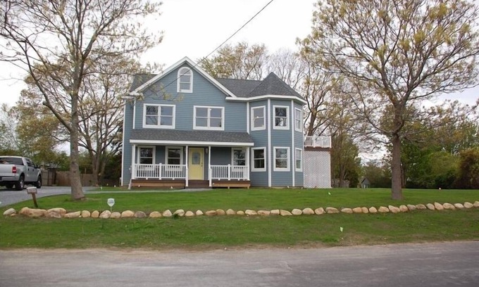 Culloden Shores House | Beautiful House with Private Beach Access - Rental Registry Cert #23-1,120