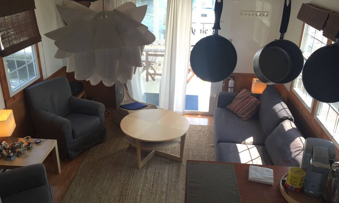 Fox Point Boat Rental | Beautiful Houseboat In Downtown Providence - Heated!!!