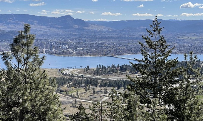 West Kelowna Estates Bed & Breakfast | Beautiful Kelowna Private Guesthouse - Panoramic Lake views! License number 9031