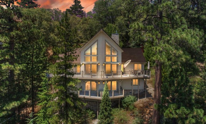 Blue Jay House | Beautiful Lake Arrowhead Cabin with EV Charger