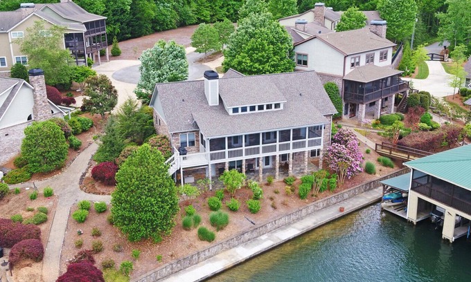 Clarkesville House | Beautiful Lake Burton Lakefront Home