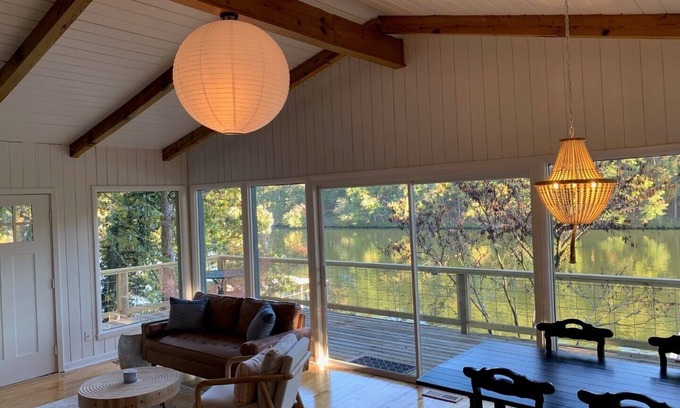 Mid America House | Beautiful Lake Escape