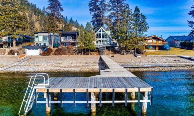 Central Okanagan House | Beautiful Lake front cabin on Okanagan Lake