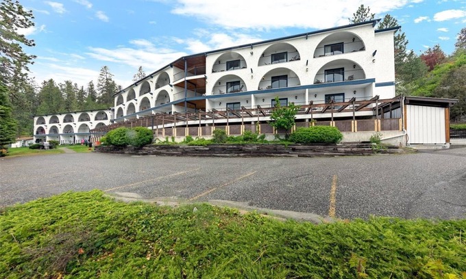 Central Okanagan Apartment | Beautiful Lake Front @ the Lake Okanagan Resort!