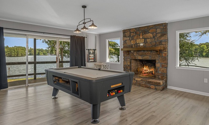 Shreveport House | Beautiful lake house with game room. Dog friendly