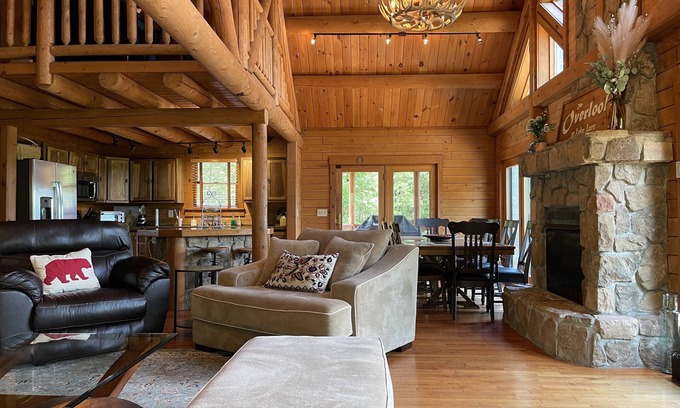 Lake Lure Cabin | 💖 Beautiful Lake Lure Log Cabin Home Amazing Mountain Views Fun Game Room 💖