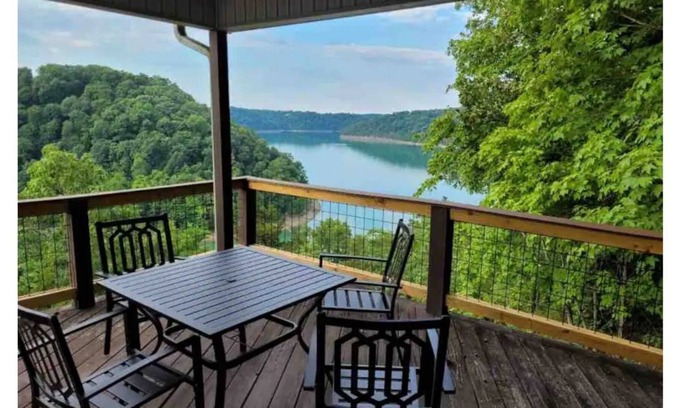 Russell Springs House | Beautiful Lake Home at Lake Cumberland