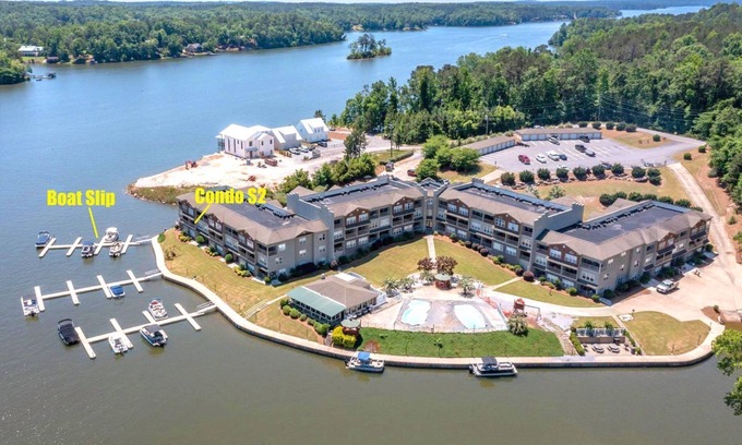 Alexander City Condo | Beautiful Lake Views