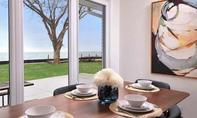 Leamington House | Beautiful Lakefront 3-Bedroom - near Golf Course