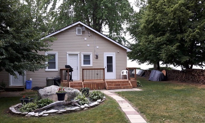 Town of Essex House | Beautiful Lakehouse -Lake Erie Private Beach - Harrow