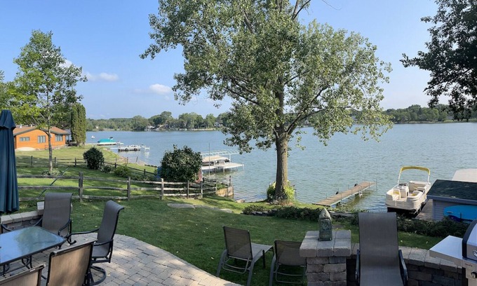 Lake Shangrila House | Beautiful Lakehouse sleeps 12.Fibre!Boat,fish,kayak,hot tub,pets.Wilmot ski,tube