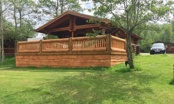 Morpeth Cabin | Beautiful Lakeside Cabin With Hot Tub - Pet Friendly - Near Golf Course
