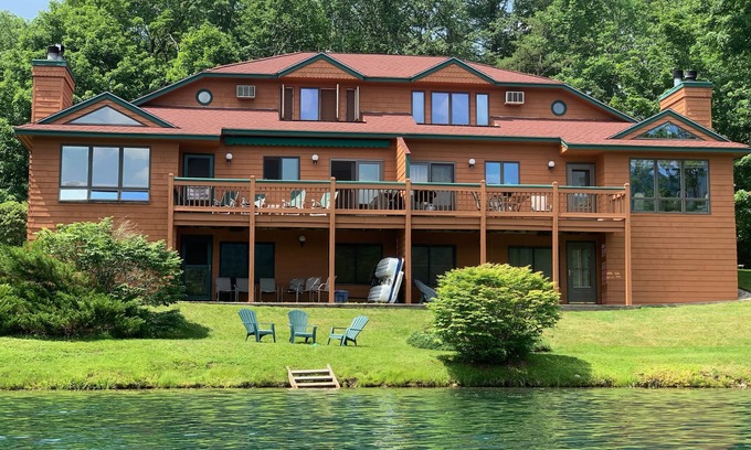 North Woodstock House | Beautiful Lakeside Deer Park Resort