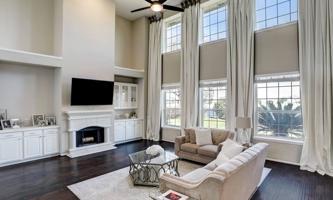 Pearland House | Beautiful Lakeside Estate w/ high quality amenities.