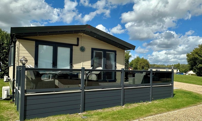 Yaxham Cabin | Beautiful lakeside Lodge in tranquil setting