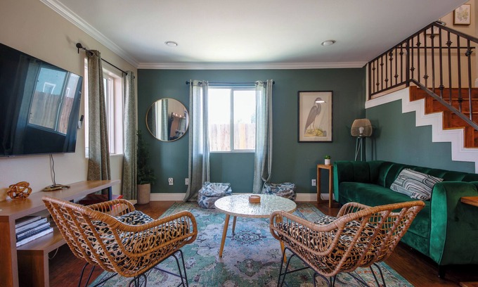 Los Angeles Apartment | Beautiful large Home. Just a few minutes from DTLA