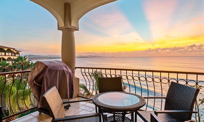 San Jose del Cabo Condo | Beautiful Las Olas beachfront condo. A surf lover's dream!