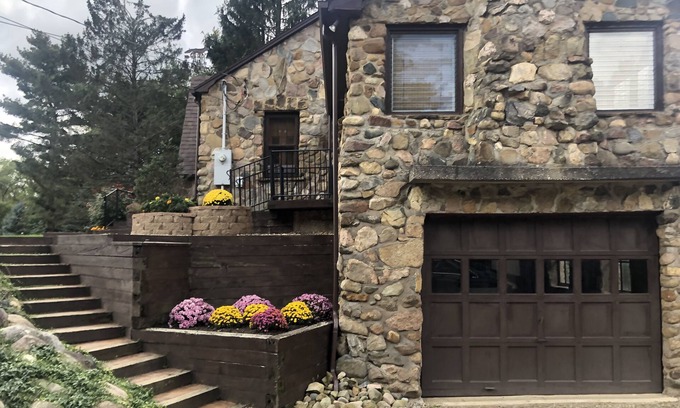 Chardon House | Beautiful Last minute house to rent for solar eclipse weekend