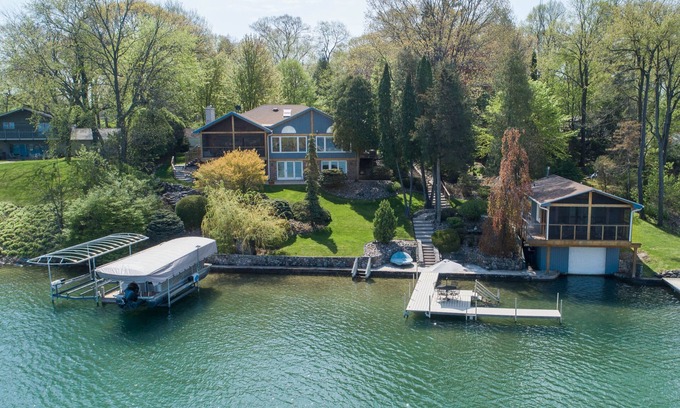 Lauderdale Lakes House | Beautiful Lauderdale Lakefront Retreat