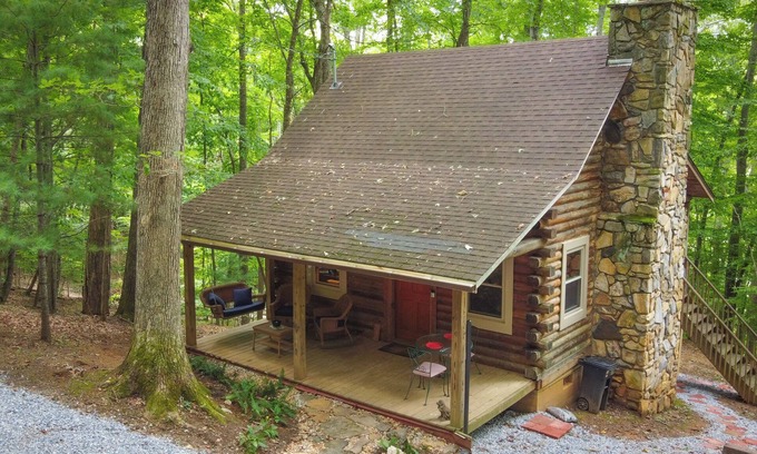Burnsville Cabin | Beautiful log cabin with AC and WiFi in gorgeous Burnsville.
