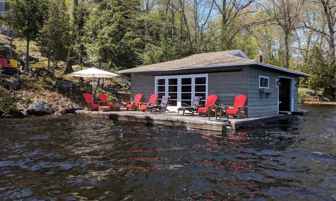 Bala Cottage | Beautiful Log Cottage & Boat House on Lake Muskoka "Tall Trees"