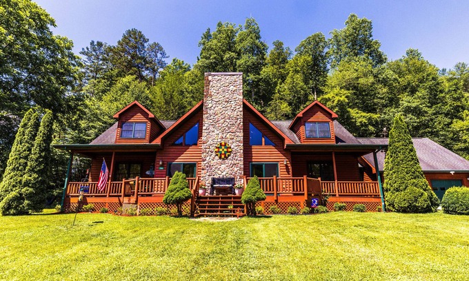 Almond House | Beautiful Log Home in the Smoky Mountains close to EVERYTHING!