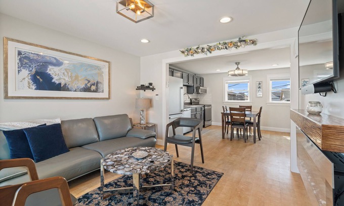 Salisbury Beach Apartment | Beautiful, luxurious 2br apartment 300' from the ocean. Setup with the works