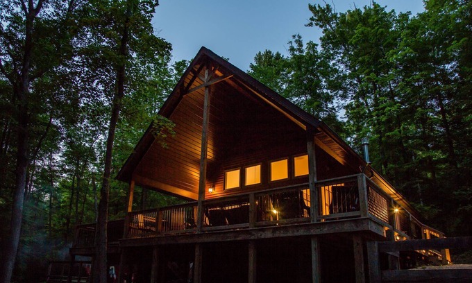 Butler Ski Chalet | Beautiful Luxury Chalet, Hot Tub, Indoor Fireplace, King Master Suite Free WIFI
