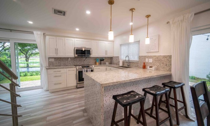Cutler Bay House | Beautiful Miami Family Lake House OR in Tranquil Community 3 Beds/2Bath 6 Guests