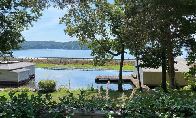 Scottsboro House | Beautiful Mid-Lake Waterfront Home ~ Pets ~ Dock