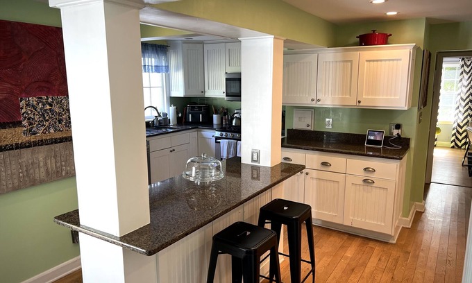 Fox Point House | Beautiful Milwaukee North Shore Home!- 15 minutes from downtown