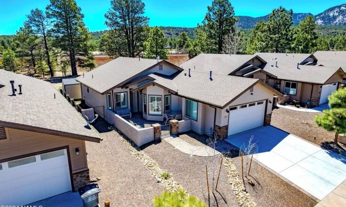 Williams House | Beautiful Model home 2 minutes to town, golf and hiking. Perfect for families!