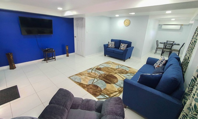 Black Rock House | Beautiful Modern 2BR Condo With Full Amenities