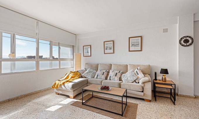 Cruz de Humilladero Apartment | 'Beautiful Modern Apartment' with Wi-Fi and Air Conditioning