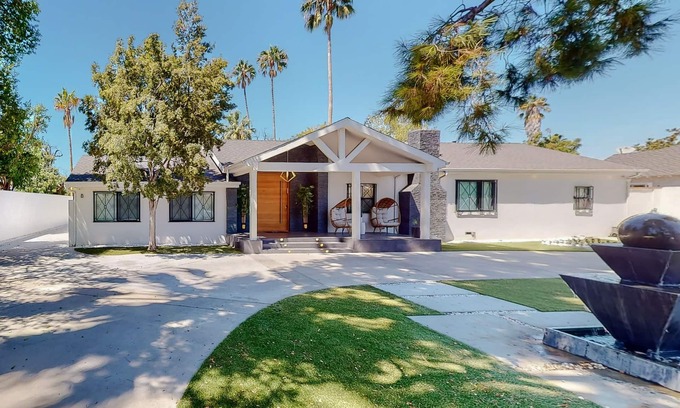 Lake Balboa House | Beautiful Modern Compound